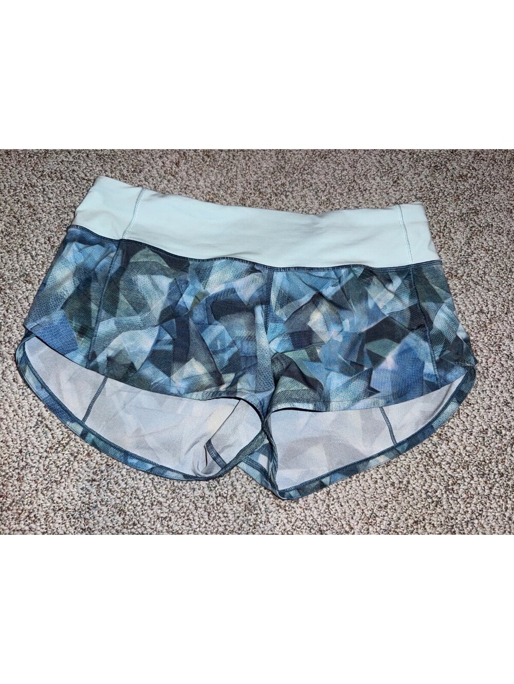 Lululemon Womens blue alpine speed up short 2.5” flaw stain Sz 4